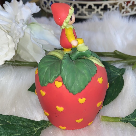Avon Vintage Porcelain Bell Hearts Delight a Strawberry w/ an Elf Pixie 1993 - Picture 13 of 17